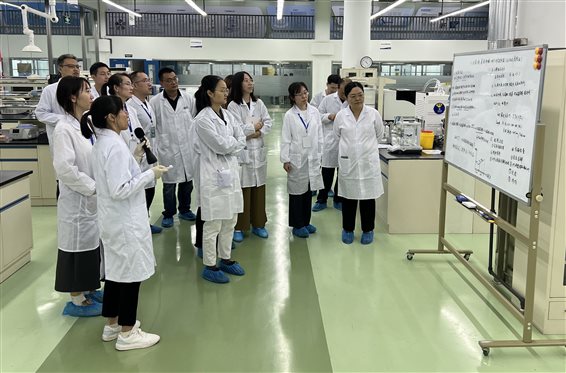 一群穿着白色衣服的人 中度可信度描述已自动生成