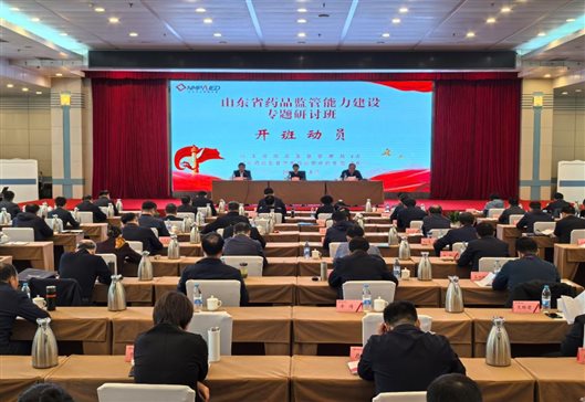 会议室里的人们 描述已自动生成